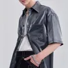 Camisas casuais masculinas verão camisa de manga curta lisa LGBT street original fivela de metal solta blusa masculina francesa de cetim brilhante unissex