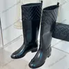 Botas femininas até o joelho com salto grosso de pele de cordeiro 3 cm/7 cm textura acolchoada matelasse sem cadarço botas de chuva cavaleiro bota de motocicleta 23ss f/w sapato casual feminino ao ar livre