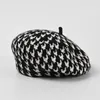 Stingy Brim Hats 2022 Новая женская осень и зима Houndstooth Beret Корейская версия мода Retro вязаная шляпа Hat Hape Beret J230802