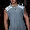 Regatas masculinas Camisetas de verão Colete roupas que absorvem a umidade e exibem os músculos Letra Esportes Fitness Ombros largos Gola redonda