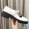 Fırçalanmış Deri Mary Jan T Strap Shoes Siyah 1E834 Ekran Baskılı Logo Monoblok Kauçuk Sole Style Eşleştirme Vintage Okul Üniformaları Genç Kız Tasarımcı Loafers