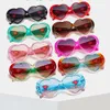 Солнцезащитные очки женщины мода в форме сердца солнцезащитные очки многоцветная негабаритная рама солнцезащитные очки retro uv400 gradients оттенки очки