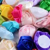 Dekorativa blommor 5 cm rosknoppar tyg satin för bröllop bukett boutonniere diy hem dekoration hårtillbehör i lager AF0018