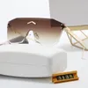 Solglasögon för kvinnor Designer Lunette Luxe Onepiece Cutting Lens Nose Bridge Metal Stereoskopisk logotyp Atmosfär Vågig ben PC stor lins Multi Color Sun Glasses Men