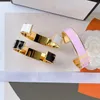 Elegante braccialetto aperto multicolore da donna Bracciale regolabile dal design umanizzato Rosa carino Seleziona regalo di lusso Fascino Accessori di gioielli squisiti