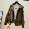 Trench da donna 2023 Primavera e autunno Alla moda Piccolo cappotto di carne sciolto Giacca a vento Atmosfera straniera Cappotto corto corto Marea