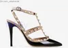 Klänningsskor lyxig esigner pekade tå 2-rem med dubbar höga klackar patent lädernitar sandaler kvinnor med stappade klädskor valentin z230803