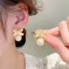 Orecchini a bottone Huitan Ly Progettato con fiocco con perla simulata per le donne Accessorio color oro di lusso Gioielli alla moda per la festa nuziale