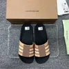 2024 Nieuwe klassieke rubberen pantoffels sandaal Lederen luxe Designer antislip glijbaan Dames platte sandaal beroemde zomer buiten Sliders Casual schoenen Muilezel heren Schoen dame