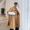 Hommes Trench Coats Automne Rayé Coupe-Vent Personnalité En Cuir Boucle Ceinture Cardigan Mi-longueur Beau Cape Pardessus Homme Vêtements