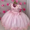 2023 Puffy Flower Girl Dresses For Weddings Jewel Neck Lace Applicques Pärlor ihåliga tillbaka med Bow Girls Pageant Dress Kids Communion Glows Golvlängd