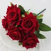 Flores decorativas Simulação Bouquet de rosas Arranjo de flores de veludo Acessórios Rosas vermelhas artificiais Planta El Restaurante Decoração