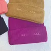 Flerfärgad godisfärg Cashmere Flap Sticked Woolen Hat Autumn Winter Warm Thick Eight Styles Letter Brodery Logos Classic Fashion Unisex Pile Hat