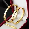 Aşk Vidalı Bileklik Moda Tasarımcısı Manşet Lüks Modaya Modaya Düzenli Bileklik 18K Altın Kaplama Çelik Pırlanta Kadınlar Erkekler Tırnak Bilezikleri Gümüş Klasik Tasarımcı Jewelryol8x