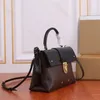 Partihandel ett handtag Flip Handbag Luxury Designers Latch axlar Väska kvinnors mode med hängande tagg Kors kroppspåsar Koppling Kvällspåsar Totes Hobo Purses Wallet