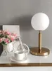 Lampade da tavolo Modern Nordic Bedroom Comodino Creative Glass Ball Luci decorative LED Simple Study Desk Light Invia lampadina E27