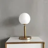 Lampade da tavolo Modern Nordic Bedroom Comodino Creative Glass Ball Luci decorative LED Simple Study Desk Light Invia lampadina E27