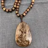 Collier avec pendentif Guanyin en bois d'agar pour garder le texte en bois sûr et de bon augure pour les femmes