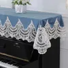 Copertura antipolvere Copertura per pianoforte Bianco Elegante Velluto oro Moderno Tavolo in stoffa per pianoforte Copri pianoforte ricamato Pizzo europeo antipolvere Tastiera a 73 tasti R230803