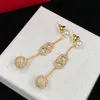 Designer Metal incrusté de Zircon Pearl Gold Ball Alphabet Tassel Boucles d'oreilles pour femmes Dangle Chandelier, accessoires de luxe de haute qualité, mariages, banquets, bals, fêtes