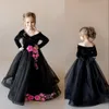 Cute Black Flower Girls Dresses Princess Off Show Sleeves lunghe Veet Pink Lace Appliques Sash Prima Comunione Santa Abito Abito Pavimento Lunghezza 403