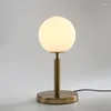 Lampade da tavolo Modern Nordic Bedroom Comodino Creative Glass Ball Luci decorative LED Simple Study Desk Light Invia lampadina E27