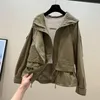 Trench da donna 2023 Primavera e autunno Alla moda Piccolo cappotto di carne sciolto Giacca a vento Atmosfera straniera Cappotto corto corto Marea