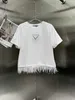 女性用TシャツデザイナーPファミリー23夏の新しいファッションホロートライアングル装飾気質甘いスタイルボトムフェザートップスリーブトップ1N5I