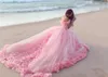 Pembe Quinceanera Elbiseler Gerçek Görüntüler Müşteri Gösteri Balo Kıyafetleri El Yapımı Çiçekler Omuzdan Çiçekler Tatlı 16 Elbise Tül Artı Beden Vestidos