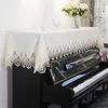 Dammtäcke Elegant pianotäcken broderi spetspiano täcker europeiska tv -skåp handduk dammtät handdukstång tyg koreansk bänk täcker r230803