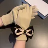 Grand papillon StrapDrill mitaines chaudes femmes de luxe nouveaux gants en laine avec doublure en velours gants en peau de mouton de haute qualité sangle boîte