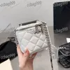 Zwei Größen Frauen Mini Kosmetische Tasche Silber Hardware Abzeichen Kette Leder gesteppte klassische Luxushandtasche Vintage Abend Kupplungskartenhalter Fanny Pack Key Beutel 10 16 cm