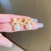 Orecchini a bottone Huitan Ly Progettato con fiocco con perla simulata per le donne Accessorio color oro di lusso Gioielli alla moda per la festa nuziale
