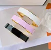 Elegante braccialetto aperto multicolore da donna Bracciale regolabile dal design umanizzato Rosa carino Seleziona regalo di lusso Fascino Accessori di gioielli squisiti