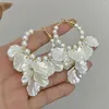 Orecchini a cerchio AENSOA Orecchino di perla con fiore in acrilico bianco coreano per le donne Fashion Petal Floral Pendientes Statement Jewelry 2023