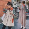 Trench da donna Giacca a vento con cuciture a contrasto Abbigliamento medio lungo Cappotto con cintura allentata versione coreana 2023 Primavera autunno