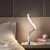 Candeeiros de mesa Nordic Modern Smart Home LED Spiral Curved Lamp Decoração de interiores Reading Bedroom Study Remote control