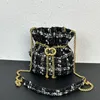 Italienska kvinnors designer tweed dragstring hink väskor klassiska mini fåfänga kosmetiska fodral guld metall kedja charms crossbody axel utomhus sacoche handväskor 18 cm