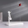Dekorative Objekte, Figuren, Herzballon und fliegendes Mädchen, inspiriert von Banksy-Kunstwerken, moderne Skulptur, Heimdekoration, Statuendekoration, groß, 230803