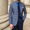 Abiti da uomo di alta qualità Scozzese grigio Risvolto con visiera Cappotto a due bottoni con pantaloni blu scuro Abiti da cerimonia stile britannico da lavoro 2 pezzi