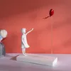 장식용 물체 인형 인형 심장 풍선 플라잉 소녀 Banksy 예술 작품에서 영감을 얻은 현대 조각 가정 장식 동상 큰 공예 장식 230803