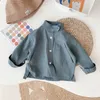 Barnskjorta barn pojkar långärmad toppar skjortor utkläder höstkläder blus pojke skjorta solid småbarn baby outfit fjäder pocket rock 230803