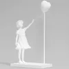 Dekorativa föremål Figurer Flying Girl and Heart Balloon Inspirerad av Banksy Artwork Modern Sculpture Decoration Statue House Decor England Art Nordic 230803