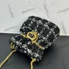 Italienska kvinnors designer tweed dragstring hink väskor klassiska mini fåfänga kosmetiska fodral guld metall kedja charms crossbody axel utomhus sacoche handväskor 18 cm