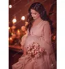 Lässige Kleider Zurückhaltendes Rüschen-Tüll-Umstandskleid mit Illusions-langen Ärmeln Flauschige schwangere Frauenkleider Pografie-Braut