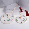 Kinesiska stilprodukter Fan Suit Round Fan Children Holding Fan Flower Wedding Favors and Gifts Bird Embroidery Lång handtag Rund fläktdansfläkt Props R230804