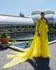 Abiti casual Accattivanti Abiti lunghi in chiffon senza schienale giallo brillante Donne Maxi per feste Maniche uniche con spacco sexy