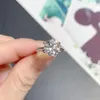 Cluster-Ringe Geoki Runder perfekter Schnitt bestandener Diamanttest 2 Karat D Farbe VVS1 Moissanit Ehering weiblich Luxus 925 Sterling Silber