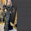 Modestes robes de soirée noires musulmanes avec appliques en dentelle en or