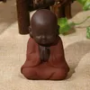 Dekorativa föremål Figurer Buddha -statyer Små Monk Color Sand Ceramic Home Club Geomantic Decoration Purple Figurine Te Pet 230804